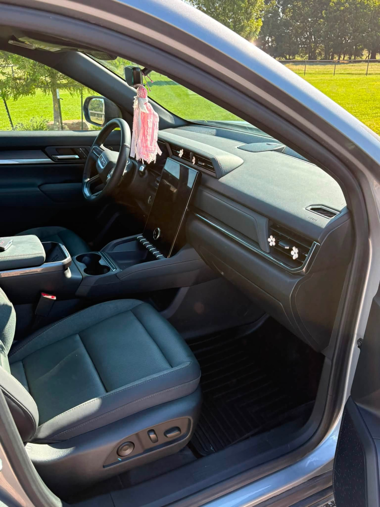 Same Wagoneer front cabin after interior detailing, with a dust-free dash, clean screen and spotless floor liner